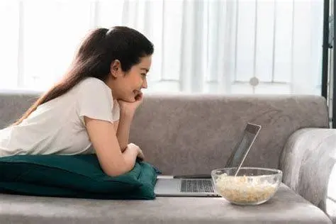 Kenyamanan Menonton di Rumah Seseorang menonton film dengan home theater sederhana