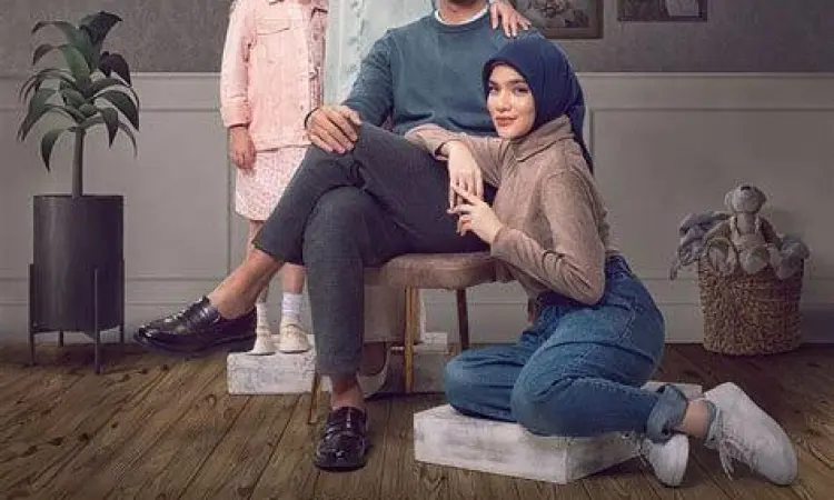 Scene Film Ipar Adalah Maut Adegan emosional antara Michelle Ziudith dan Deva Mahenra dalam film Ipar Adalah Maut