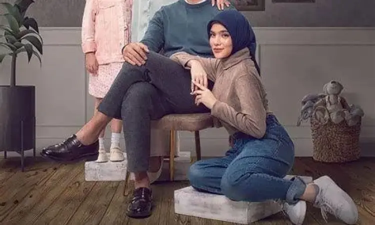 Antusiasme Penonton Suasana penonton di bioskop saat menyaksikan film Ipar Adalah Maut