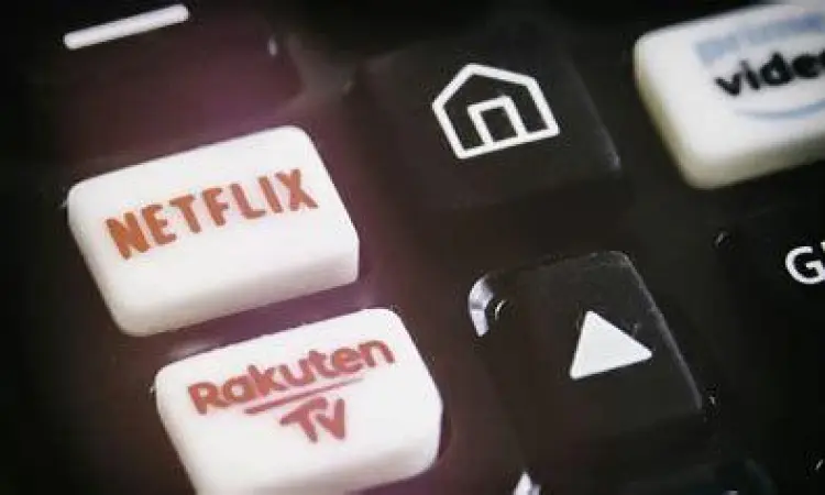 Keluarga menonton film melalui aplikasi legal