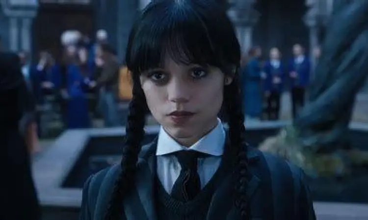 Wednesday Addams Nevermore Academy Wednesday Addams di depan gerbang Nevermore Academy