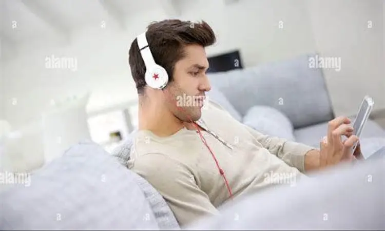 Streaming Mobile Menonton film di tablet menggunakan headphone