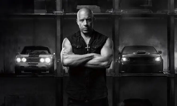 Dominic Toretto bersiap melakukan aksi dengan mobilnya