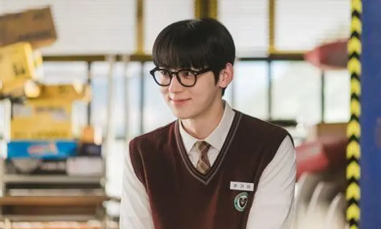 Hwang Min-hyun Study Group Look Hwang Min-hyun sebagai Yoon Ga-min
