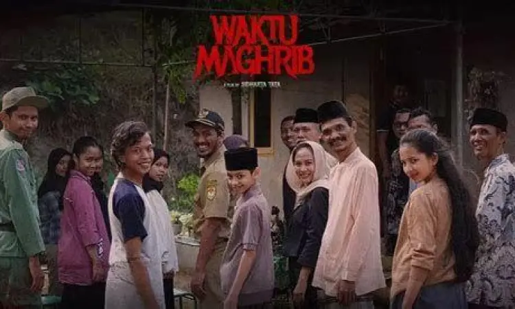 Atmosfer Horor Waktu Maghrib Suasana desa Jatijajar yang mencekam dalam film Waktu Maghrib