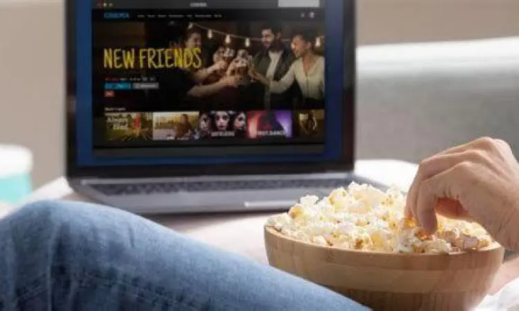 Pengalaman Menonton Nyaman Seseorang menonton film dengan nyaman di sofa menggunakan tablet