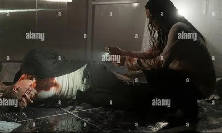 Natalie Martinez dan Matt Lauria di dalam lift