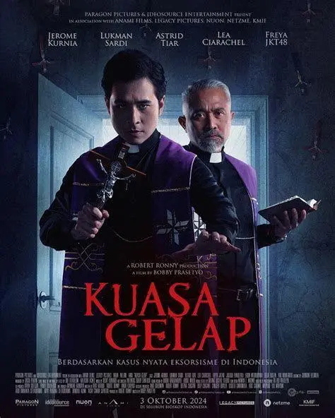 Adegan Eksorsisme Kuasa Gelap Jerome Kurnia dalam salah satu adegan ritual eksorsisme di film Kuasa Gelap