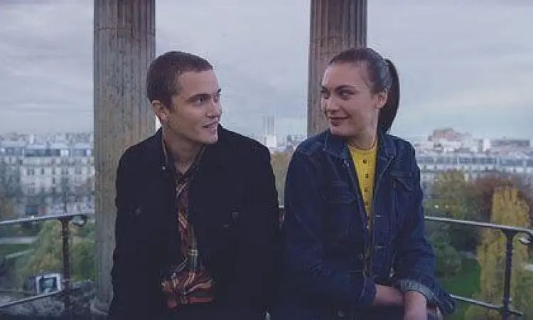 Karl Glusman dan Aomi Muyock dalam film Love