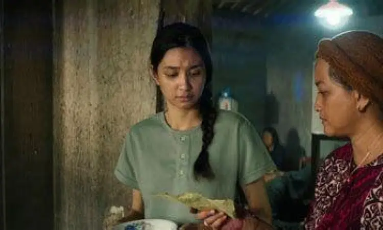 Cuplikan adegan Sri membasuh Dela Atmojo di Sewu Dino