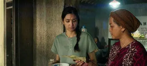 Adegan Ritual Sewu Dino Cuplikan adegan Sri membasuh Dela Atmojo di Sewu Dino