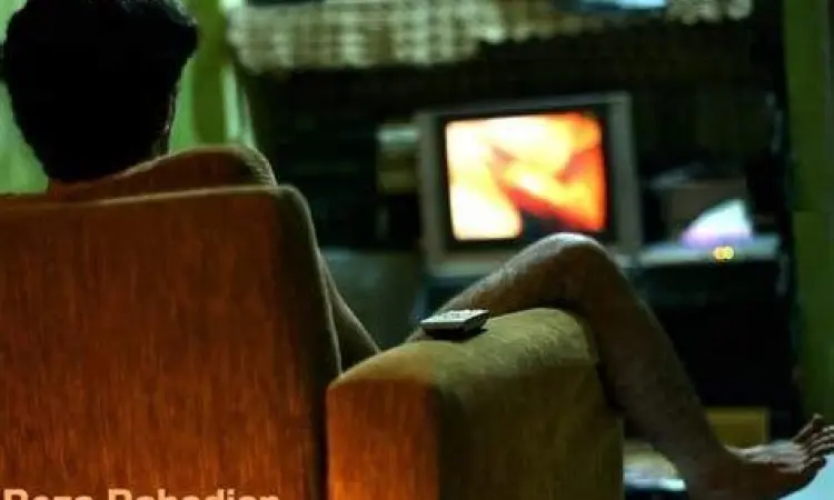 Reza Rahadian sebagai Ahmad Adegan Ahmad supir taksi dalam film Something in the Way