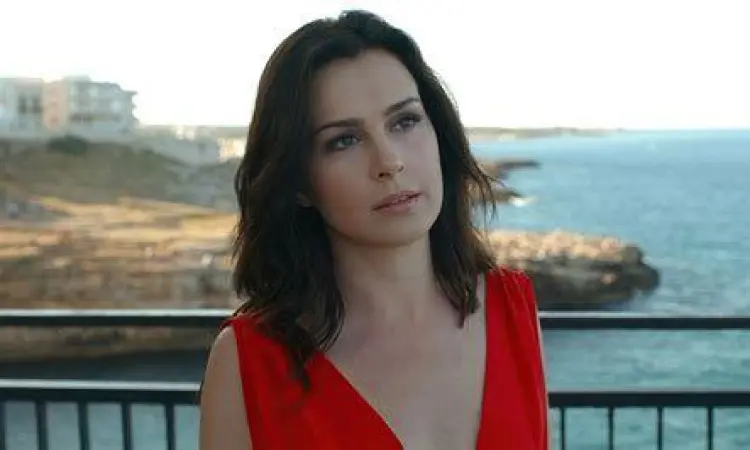 Aktris Anna-Maria Sieklucka memerankan Laura Biel