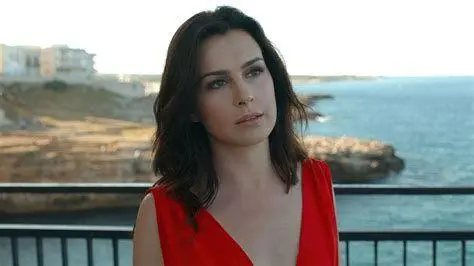 Anna-Maria Sieklucka dalam 365 Days Aktris Anna-Maria Sieklucka memerankan Laura Biel