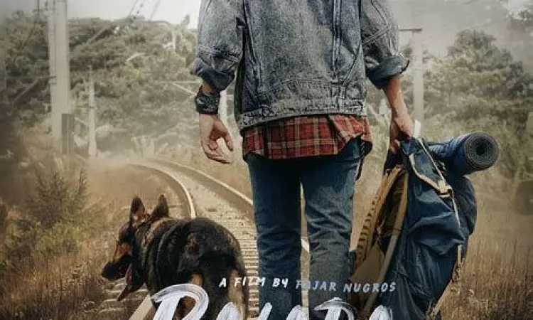 Abidzar Al Ghifari memerankan karakter Roy dengan jaket denim ikonik