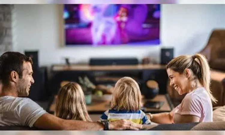 Kebersamaan Menonton Keluarga berkumpul menonton film bersama