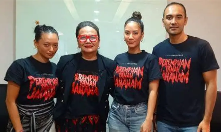 Christine Hakim sebagai Nyi Misni