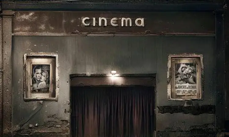 Estetika Sinema Barat Adegan sinematik film barat dengan pencahayaan dramatis