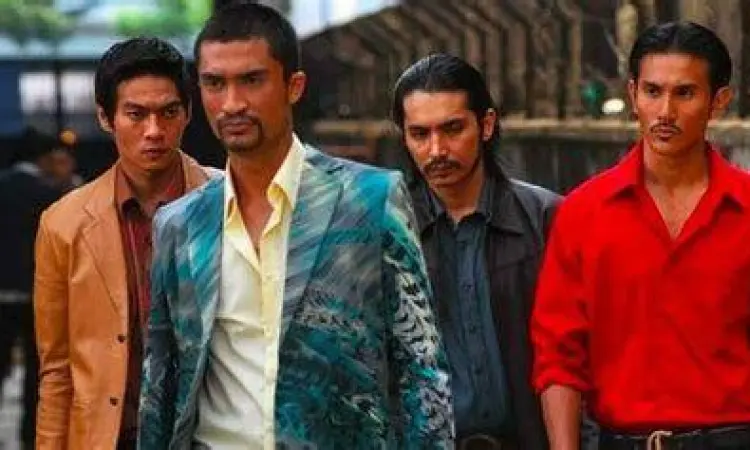 Geng Naga Hitam Anggota Geng Naga Hitam dalam adegan aksi