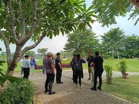 Desain Produksi Devil on Top Setting kantor modern dalam film Devil on Top