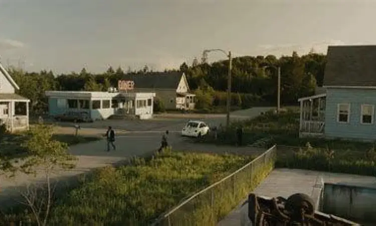 Atmosfer Kota Misterius Suasana kota misterius dalam serial From