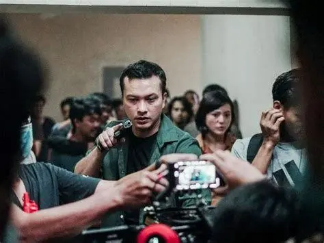 Adji dalam Sayap Sayap Patah Nicholas Saputra memerankan Adji dalam film Sayap Sayap Patah