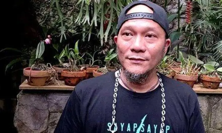 Iwa K berperan sebagai tokoh antagonis dalam film Sayap Sayap Patah