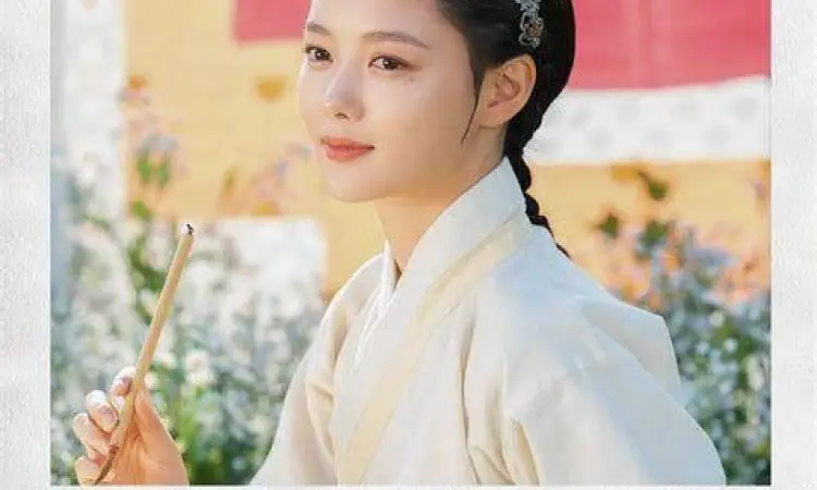 Kim Yoo Jung mengenakan Hanbok tradisional
