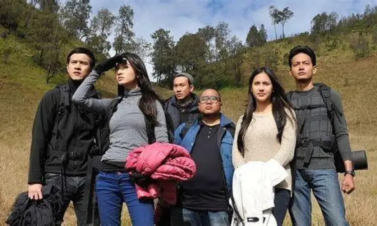 Cast Film 5 cm Deretan aktor dan aktris utama film 5 cm