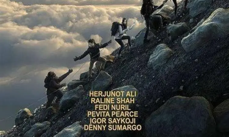 Pemandangan Gunung Semeru Pemandangan indah puncak Mahameru dalam scene film 5 cm
