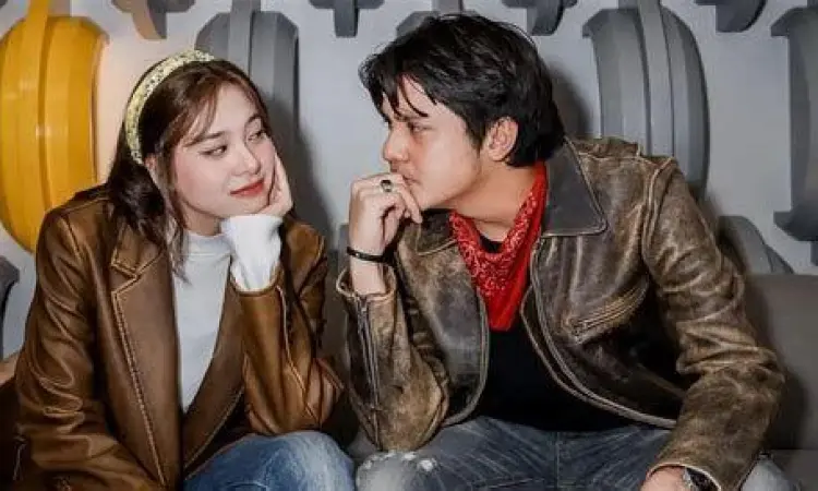 Arbani Yasiz sebagai Dilan dan Zee JKT48 sebagai Ancika