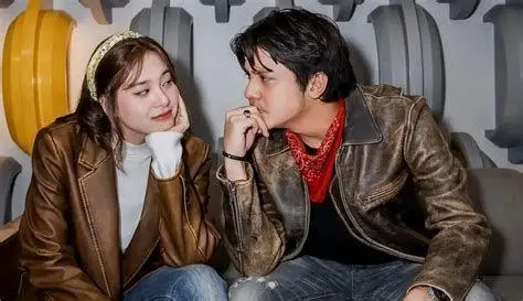 Pemeran Utama Ancika 1995 Arbani Yasiz sebagai Dilan dan Zee JKT48 sebagai Ancika