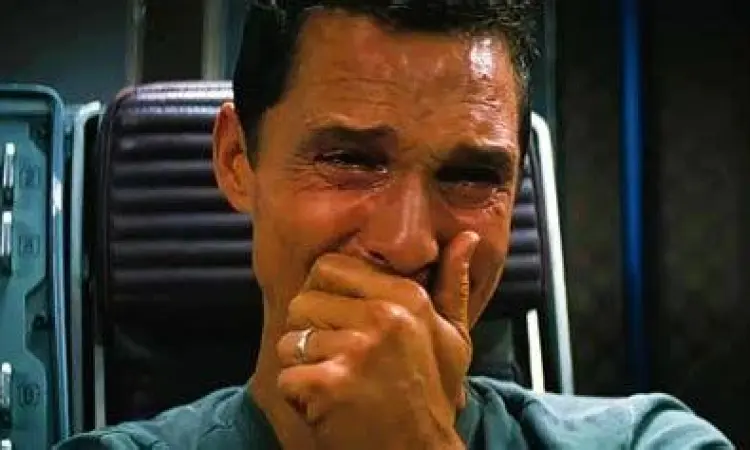 Adegan emosional Cooper saat melihat rekaman video anak-anaknya