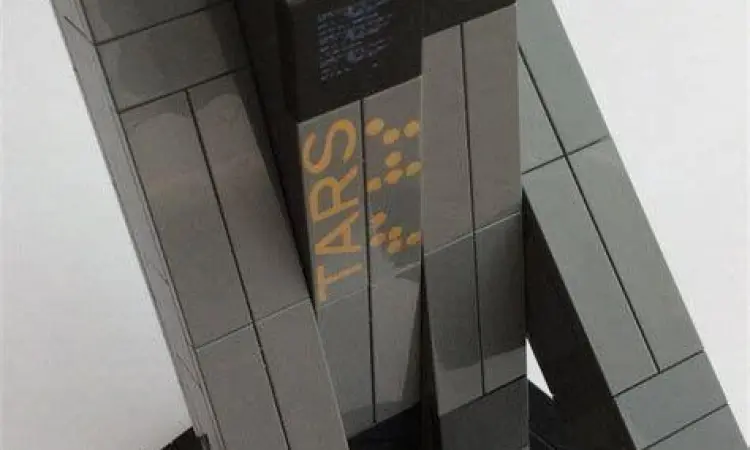 Desain robot TARS yang unik dalam film Interstellar