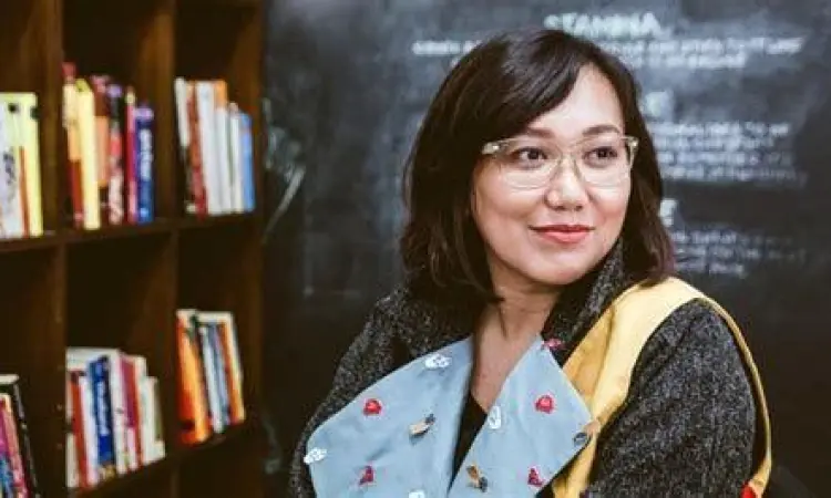 Gina S. Noer di Balik Layar Gina S. Noer saat proses pengarahan film Like and Share