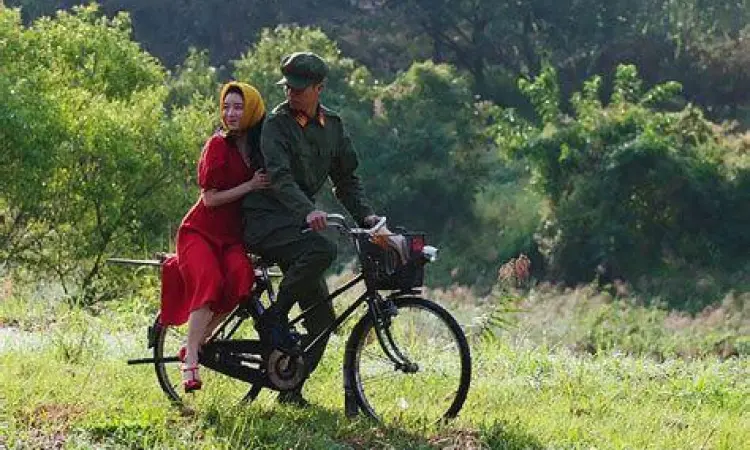 Adegan Film Serve the People Adegan intens Yeon Woo-jin dalam film Serve the People