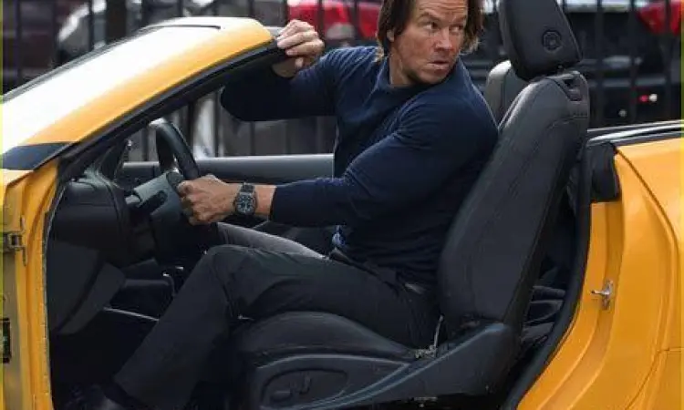 Aksi Cade Yeager Mark Wahlberg dalam adegan aksi Transformers