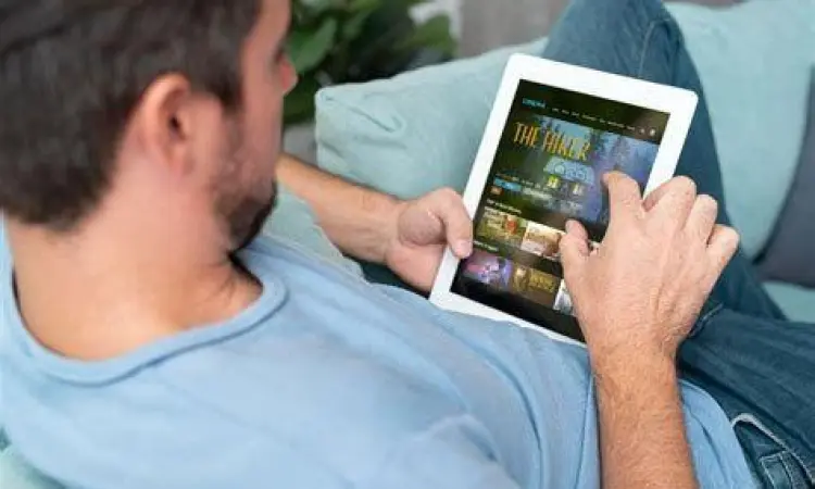 Menonton film Indonesia dengan kualitas HD di tablet