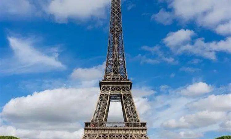 Streaming Eiffel I'm in Love 2 Ilustrasi menonton film di rumah