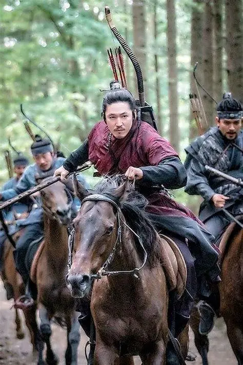 Karakter Yi Bang-won Jang Hyuk sebagai pangeran Yi Bang-won dengan tatapan tajam