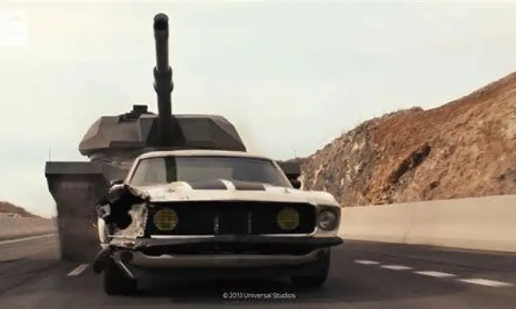 Tank Scene Fast 6 Adegan tank yang menghancurkan mobil di jalan tol dalam film Fast and Furious 6