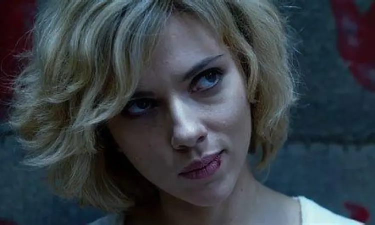 Scarlett Johansson dalam salah satu adegan ikonik film Lucy