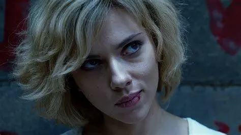 Scarlett Johansson Lucy Scene Scarlett Johansson dalam salah satu adegan ikonik film Lucy