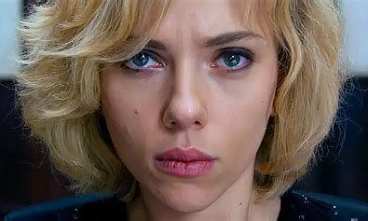 Aksi Lucy di Paris Adegan aksi Scarlett Johansson di Paris