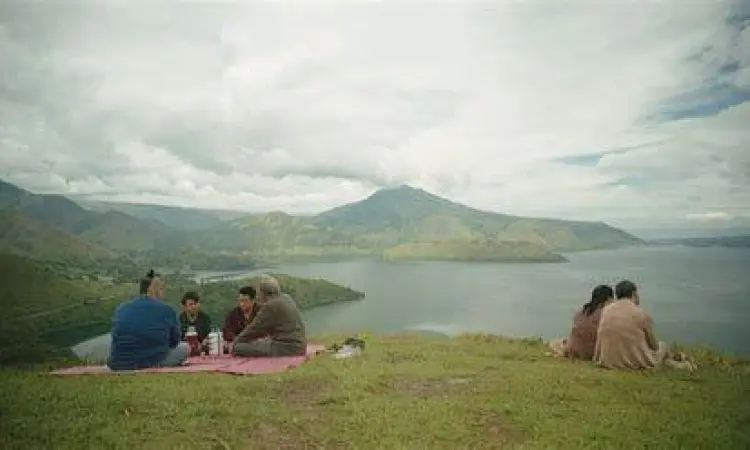 Keindahan Alam Danau Toba Pemandangan Danau Toba dalam film Ngeri Ngeri Sedap
