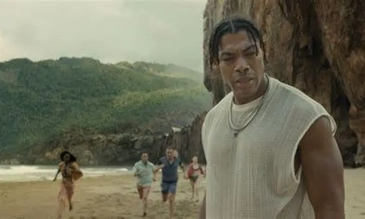 Adegan pantai di film Old 2021