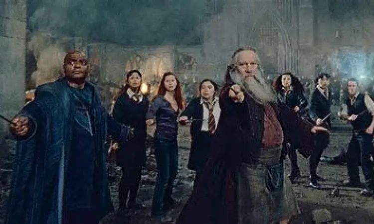Pertempuran Terakhir Harry Potter Adegan pertempuran epik di Hogwarts dalam film terakhir Harry Potter