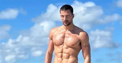 Simone Susinna sebagai Nacho Aktor Simone Susinna sebagai Nacho di film 365 Days