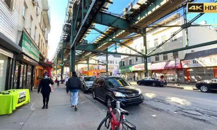 Suasana jalanan di Queens New York saat musim dingin