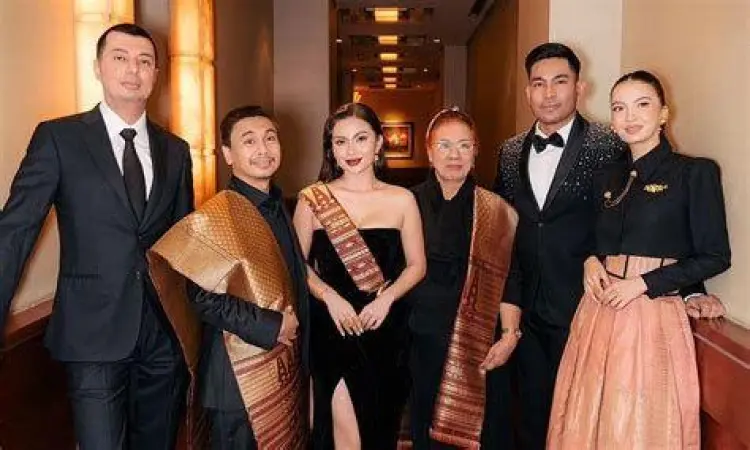 Lina Marpaung sebagai Mamak Sahat